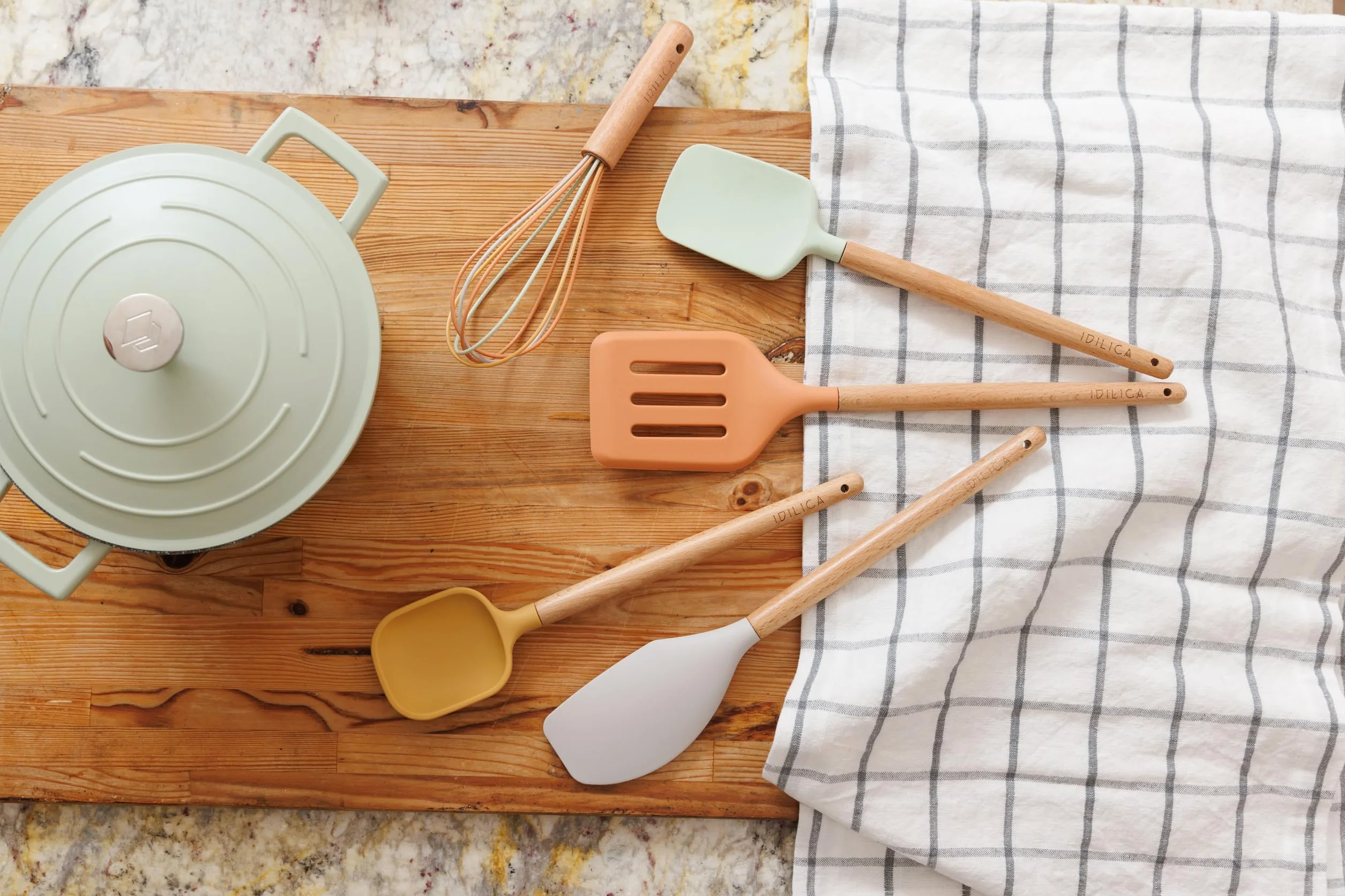 KitchenCraft Idilica Zestaw narzędzi silikonowych, 5-częściowy zestaw przyborów kuchennych z uchwytami z drewna bukowego FSC, wielokolorowe narzędzia kuchenne