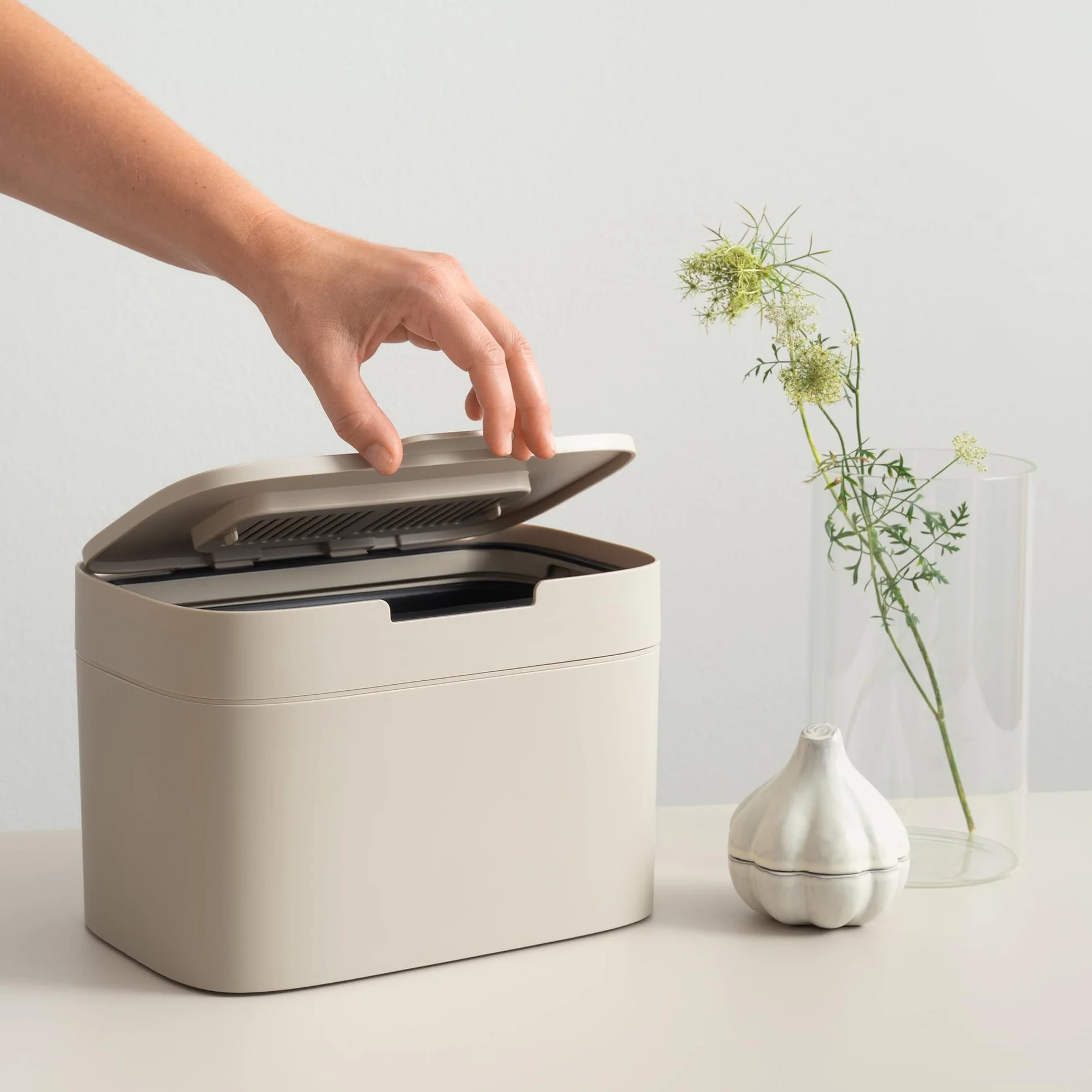 KAZAI. Bio-kosz na śmieci 'Elin' | 4,5L kompostownik z pokrywką i filtrem węglowym | Bezwonny, zmywarkowy, z wewnętrznym pojemnikiem | Pojemnik na bioodpady do kuchni | Taupe