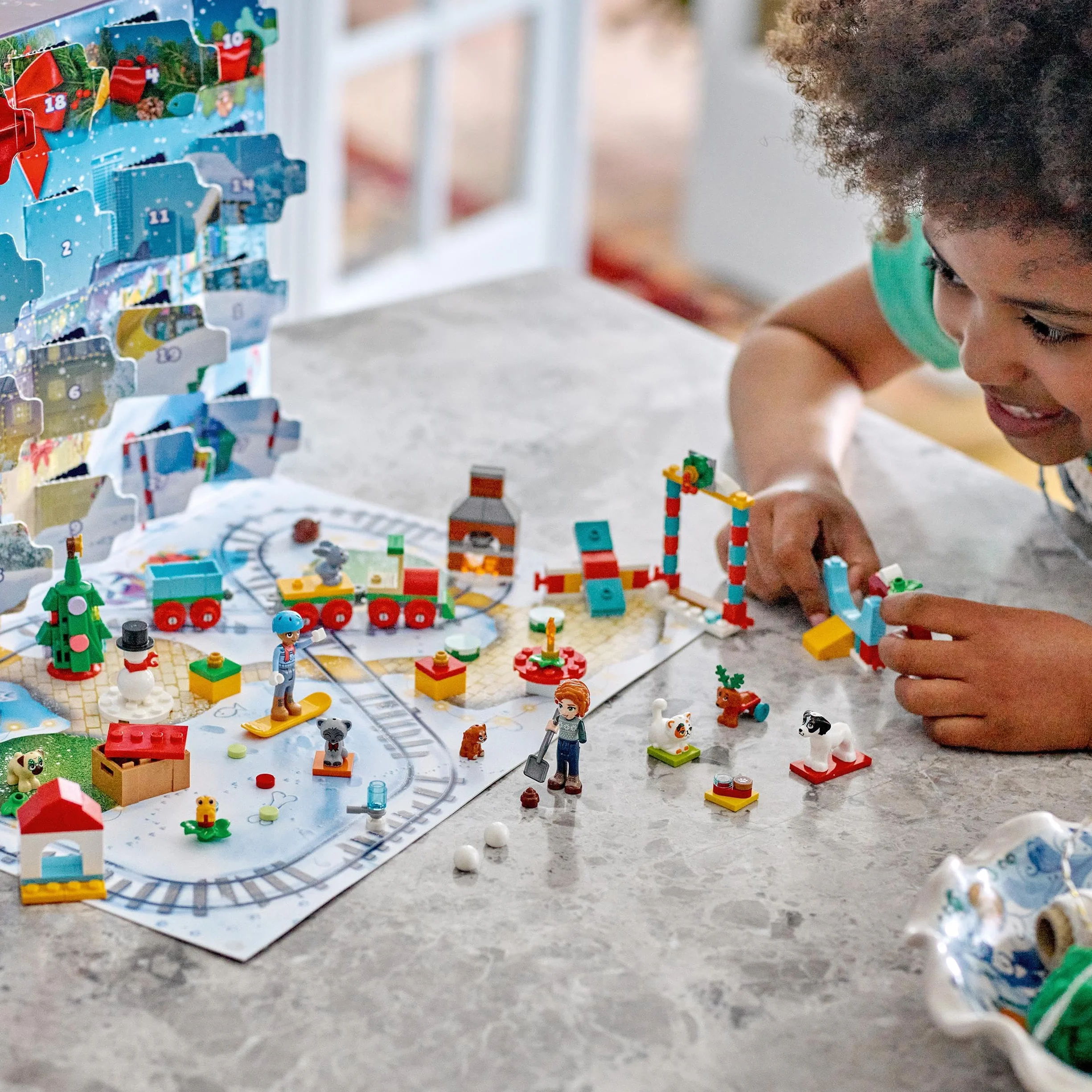 LEGO 41758 Friends Kalendarz adwentowy 2023 z 24 Niespodziankami, w tym 8 Figurek Zwierząt, 2 Minilaleczki i Świąteczne Zabawki do Zbudowania, Prezenty na Mikołajki dla Dzieci