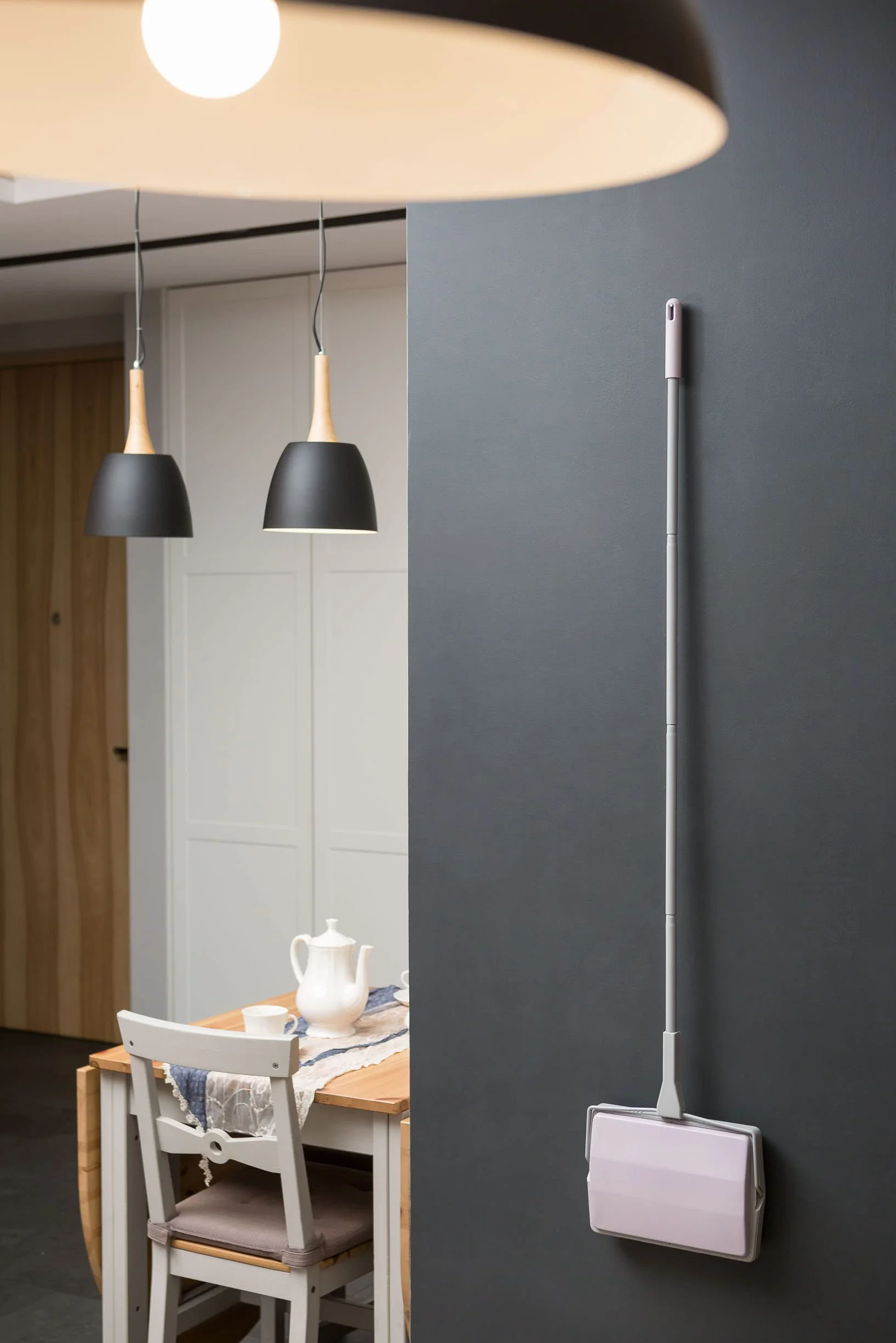 York Miotła mechaniczna wycieczka Miotła do zbierania zabrudzeń Sweep Manual Sweeper Zamiatarka ręczna Mop do dywanów na czterech kołach miękki cienki i kompaktowy szaro-różowy