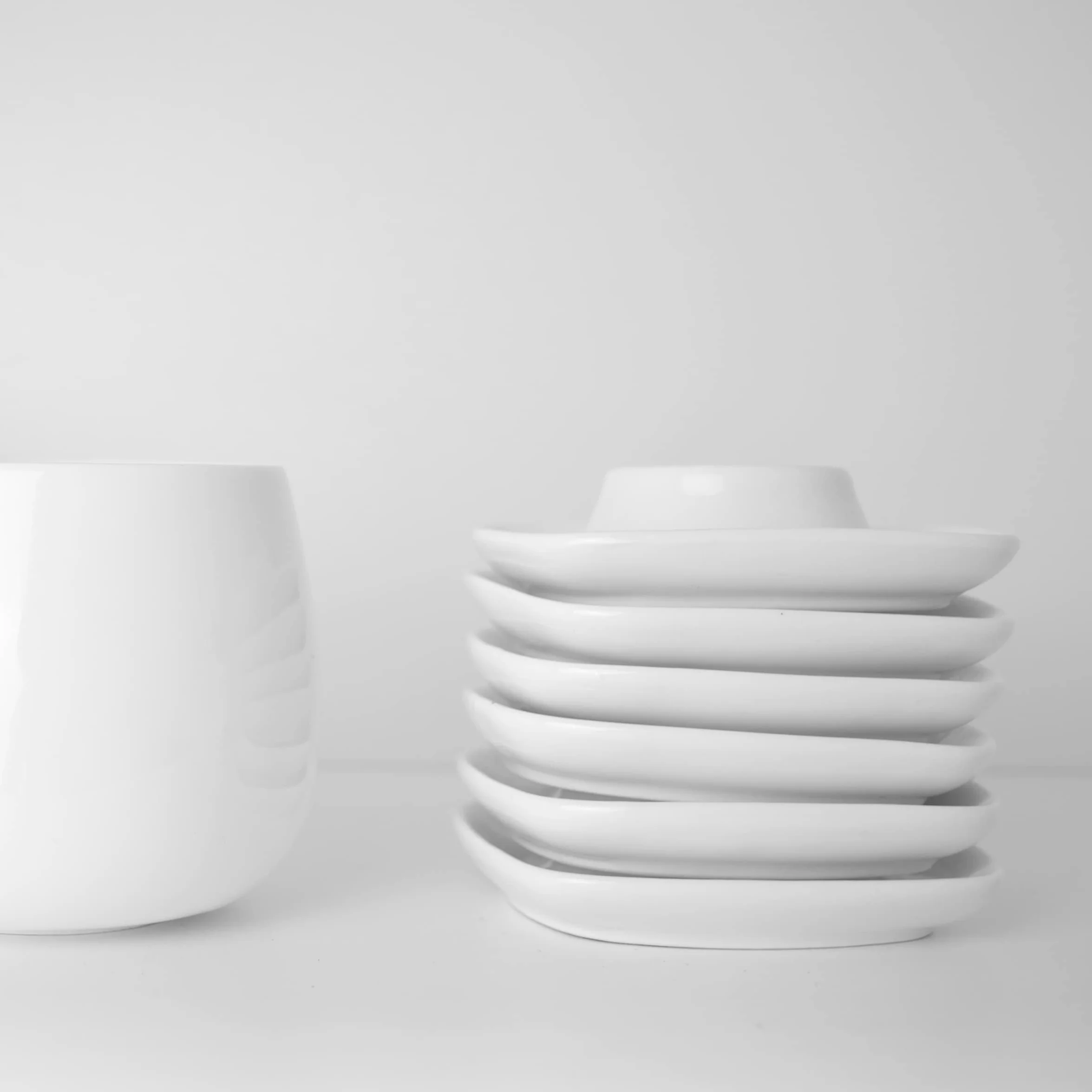 Kieliszki do jajek porcelanowe 6 szt. białe kwadratowe zaokrąglone narożniki półka Wielkanoc