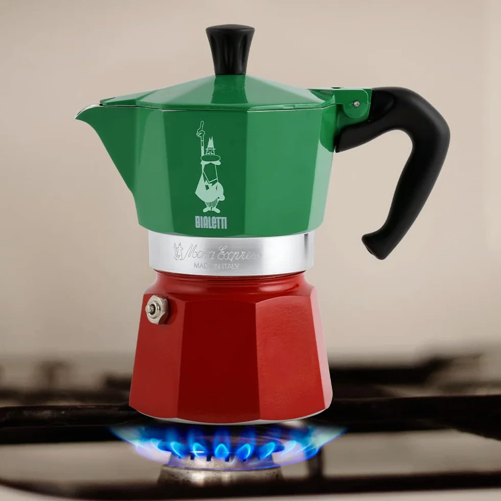 Bialetti – Moka Express Italia Collection: Klasyczna Kawiarka Do Przygotowywania Prawdziwej Włoskiej Kawy, 6 Filiżanek (270 Ml), Aluminiowa, W Kolorze Czerwonym, Zielonym, Srebrnym
