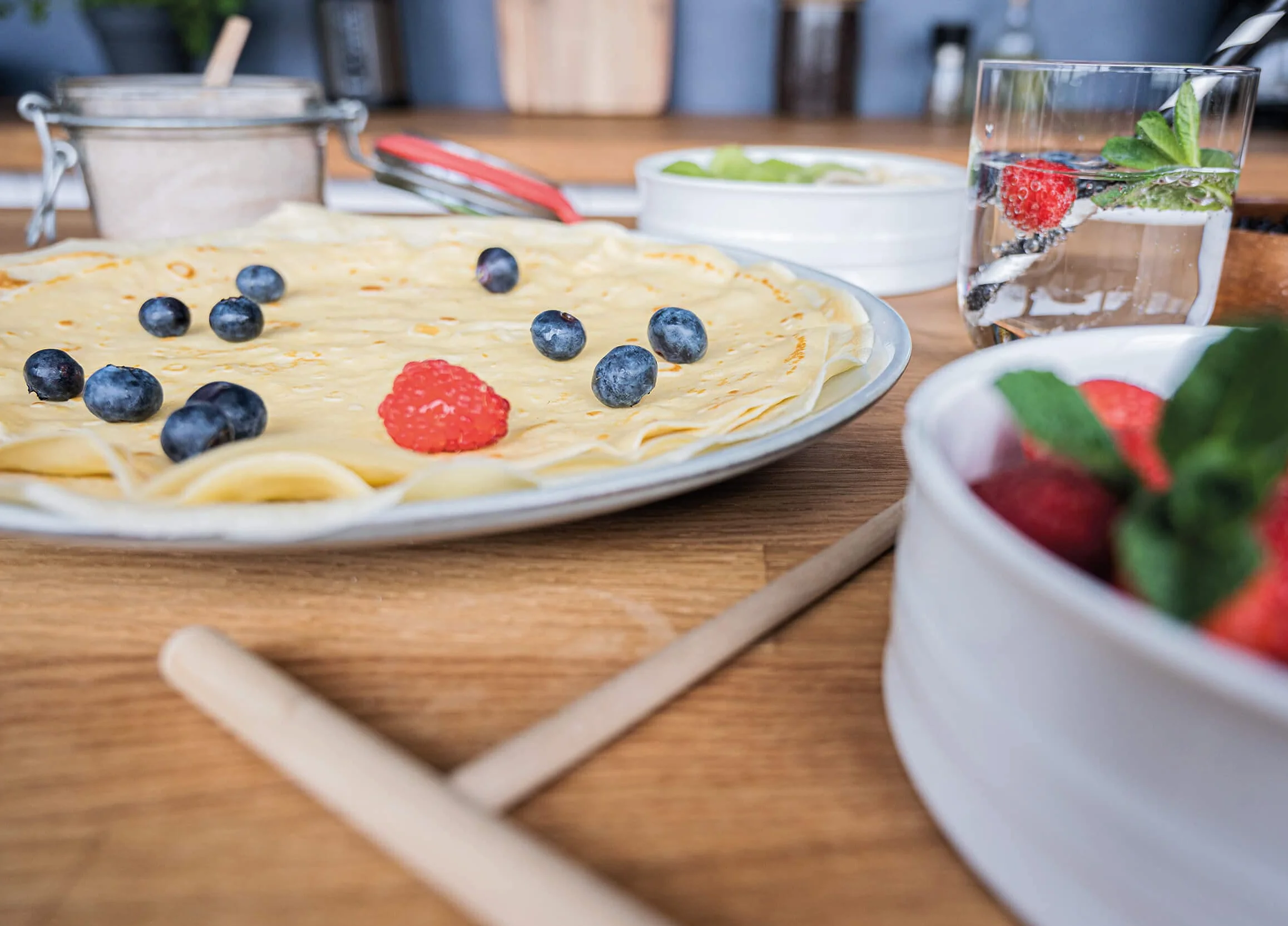 Cloer 6630 Naleśnikarka na słodkie lub słone naleśniki o średnicy 30 cm Ø, 1200 W, Powłoka nieprzywierająca, w zestawie Crêpes Turner i Rozrzutnik ciasta, czarny